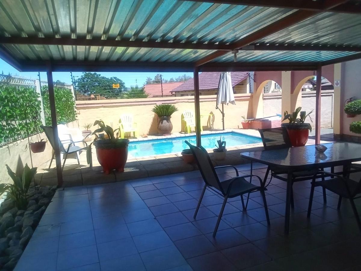 Joezebel Guesthouse Mogwase Kültér fotó